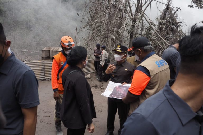 Kunjungi Pronojiwo, Puan Dorong Jembatan Geladak Perak Segera Diperbaiki