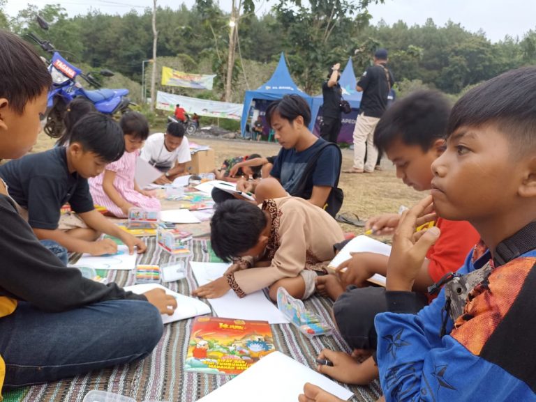 Anak-anak Korban Erupsi Gunung Semeru Dapat Trauma Healing dari TBM Omah Buku