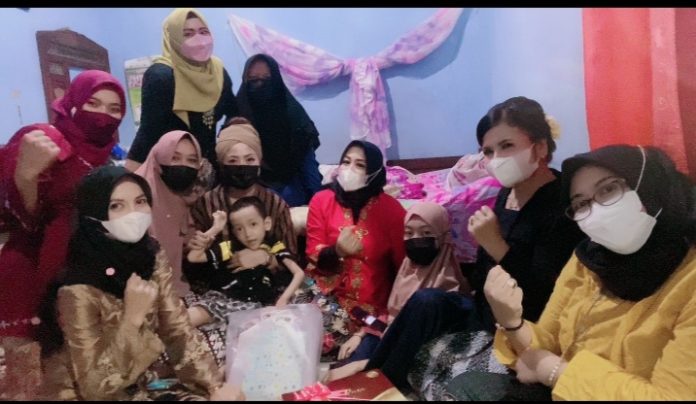 Dua dari tiga saudara buah hati pasangan Suparno dan Ny Suharti, warga RT 03/RW 1 Desa Meteraman, Kecamatan Margorejo yang bertahun-tahun menderita kelumpuhan saat bersama Emak-Emak Sahabat Pati.(Foto:SN/dok-nita)