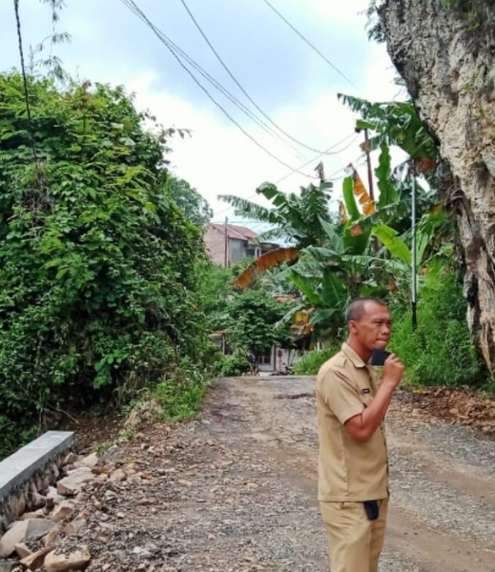 Salah satu bagian pekerjaan yang menyita banyak waktu adalah pembongkaran batuan besar yang berdiri tegak di pinggir badan bahu jalan antara Maitan, Kecamatan Tambakromo dan Beketel, Kecamatan Kayen.(Foto:SN/dok-mok)