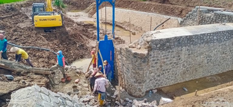 Tiap Hari Hujan Mengguyur di Lokasi Paket Pekerjaan Bendung Blado