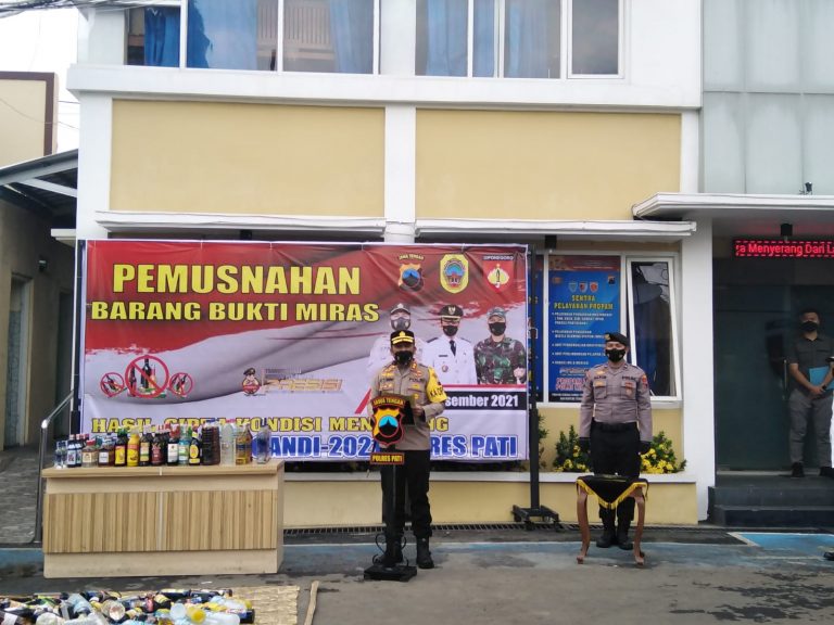 Pergantian Tahun, Polres Pati Gilas Ribuan Botol Miras