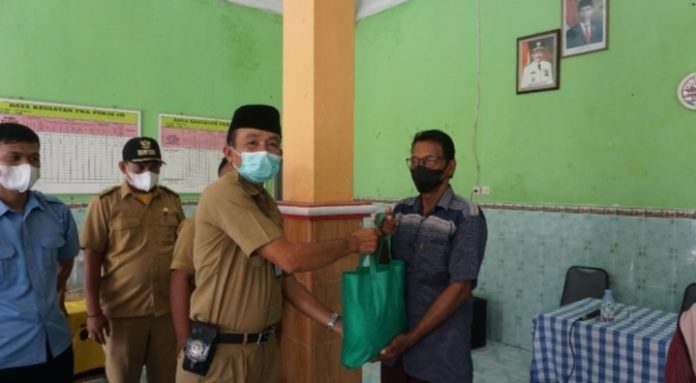 Kepala Bidang (Kabid) Perikanan Tangkap Dinas Kelautan dan Periakanan (DKP) Kabupaten Pati, Sujarta SE MM, di sela-sela kesempatan penyerahan paket sembako, secara simbolis.(Foto:SN/dok-jar)