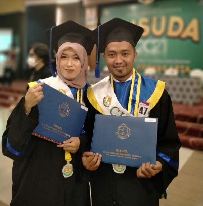 Dari 29 Karyawan KSPPS Yaummi-Mas yang Ikut Wisuda Ada Pasangan Suami-Istri