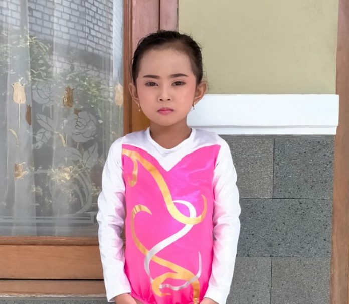 Pesenam cilik, Widya Fatma Izzati yang baru duduk di bangku Kelas II SD Negeri 01 Ngurensiti, Kecamatan Wedarijaksa, Pati.(Foto:SN/dok-sam)