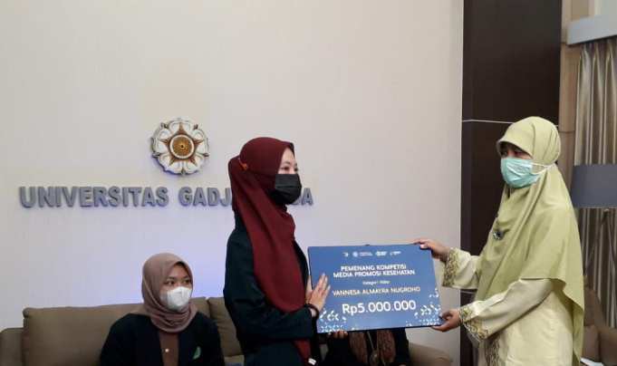 Vannesa Almayra Nugroho, saat menerima hadiah dan penghargaan dari UGM