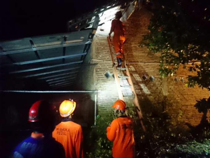 Putingbeliung Sebabkan Pohon Tumbang Timpa Beberapa Rumah Warga