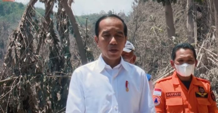 Tangkapan layar YouTube BPMI Sekretariat Presiden saat Jokowi meninjau ke sejumlah lokasi terdampak erupsi Gunung Semeru