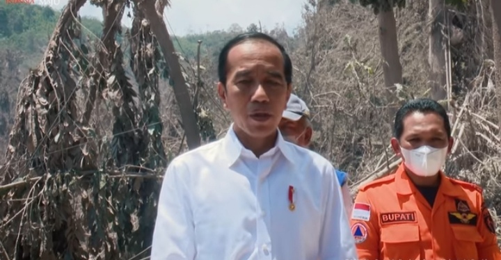 Jokowi Akan Relokasi Rumah Warga Terdampak Erupsi Gunung Semeru
