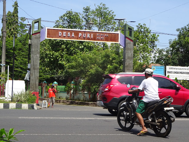 Tidak Tepat Armada Sampah Melintas Jalur Lambat di Luar Lokasi Lampu Pengatur Lalu Lintas