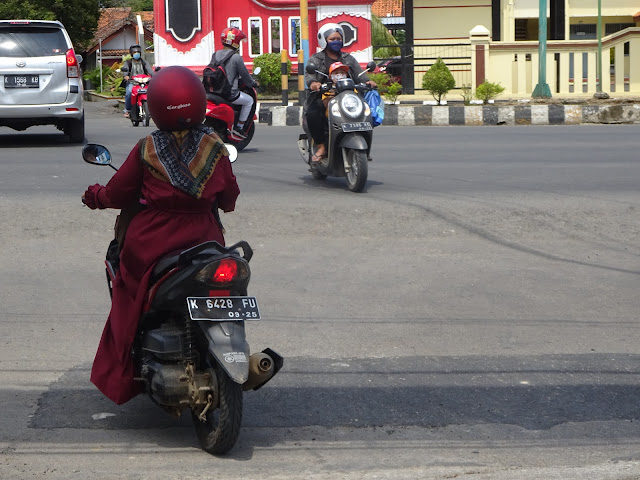 Permukaan Saluran Pembuang di Ujung Jalan Sisi kiri Depan PN Pati Selesai Dibenahi