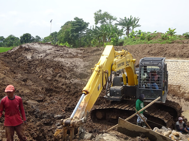 Rekanan Paket Pekerjaan Bendung Blado Tetap Kesulitan Membuang Tanah Galian