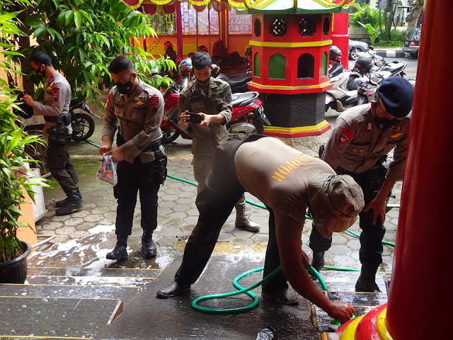 Personel Kompi Brimob Pati dan TNI Ikut Ambil Bagian Bersih-bersih Kelenteng