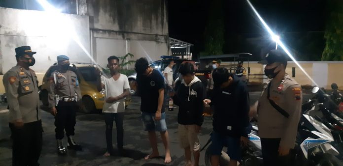 Empat pemuda yang terjaring razia saat dibawa ke Mapolsek Sukolilo.(Foto:SN/dok-sah-aed)