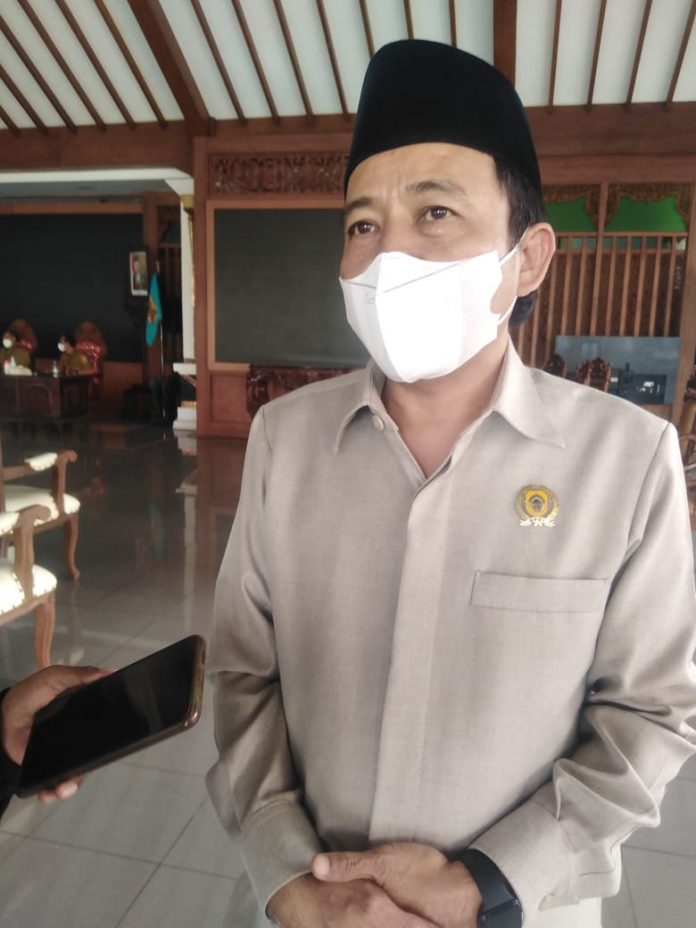 Ketua Komisi A DPRD Pati, Bambang menegaskan semestinya kades harus bisa mengontrol serta menjaga diri terhadap hal-hal yang tidak patut dicontoh publik.