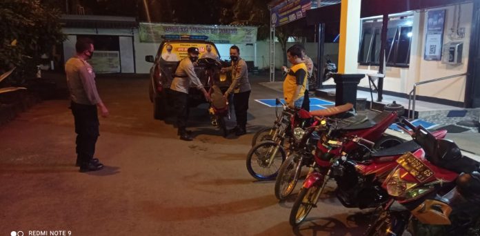 Kapolsek Tayu, Iptu Aris Pristianto SH MH (tiga dari kiri) dengan barang bukti enam unit sepeda motir yang harus dikandangkan.(Foto:SN/dok-ris)