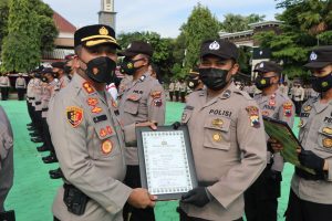 Kapolres Pati, AKBP Christian Tobing saat memberikan penghargaan bagi 30 anggotanya yang berprestasi, Senin (10/1/2022)