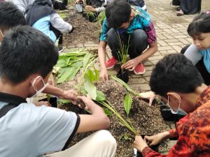 Anak-anak disabilitas sedang bermain bersama dalam bentuk mengisi polybag di acara Kirab Obor Api PeSonas, Senin (10/1/2022)