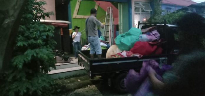 Saat salah seorang pemilik rumah di kompleks ''Lorong Indah'' (LI) di Dukuh Bibis, Desa/Kecamatan Margorejo, mengambil/mengeluarkan barang-barang dari dalam rumahnya.(Foto:SN/dok-no)