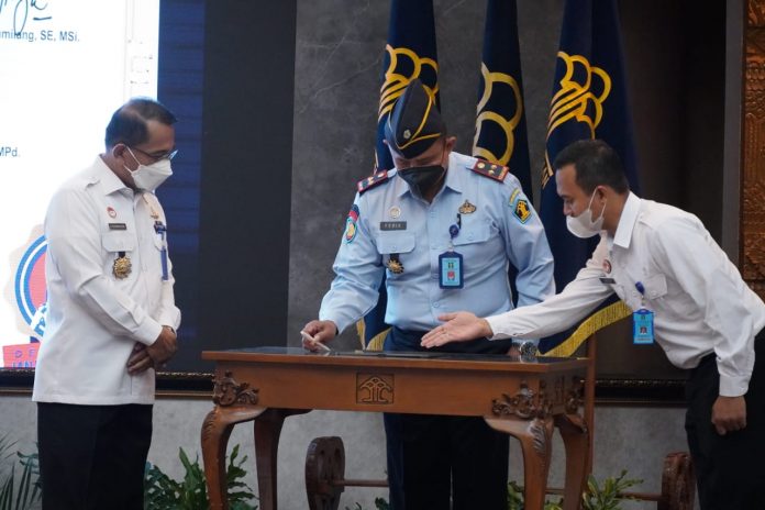 Kalapas Kelas IIB Pati, Febie Dwi Hartanto menandatangani Deklarasi Janji Kinerja dan pencanangan pembangunan zona integritas di Kanwil Kemenkumham Jateng