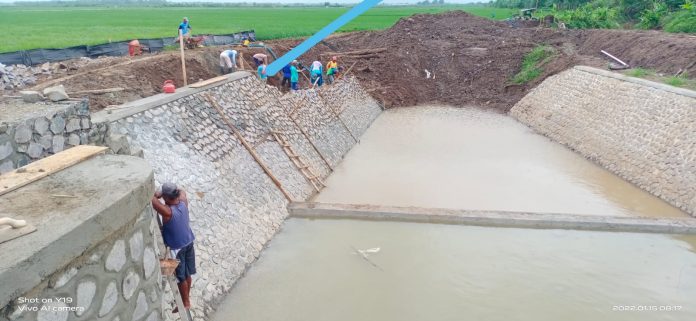 Pelaksanaan paket pekerjaan Bendung Blado, di Desa Bumirejo, Kecamatan Margorejo yang harus diperpanjang hari kalendernya sampai saat ini masih terus berlanjut.(Foto:SN/dok-ri)