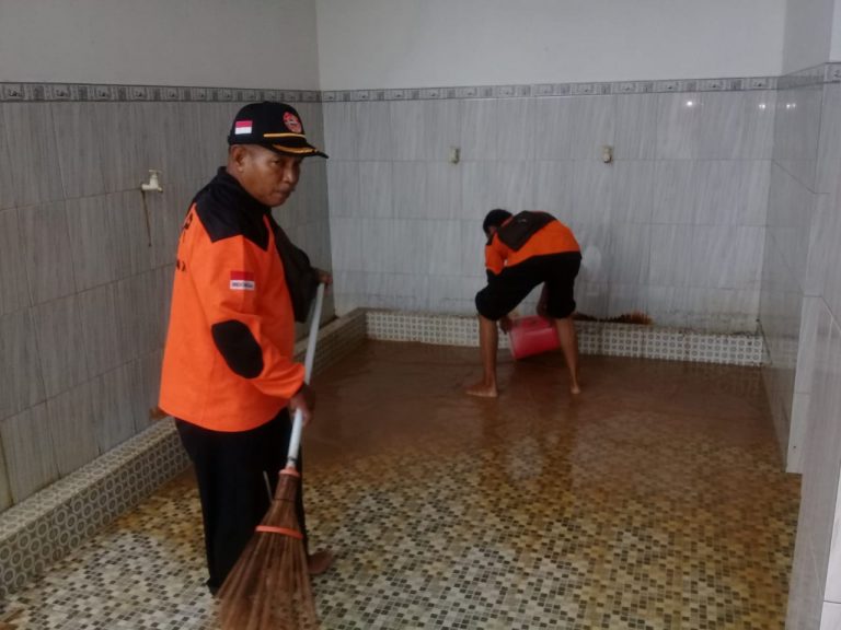 Banjir di Puncel Akibat Bobolnya Tanggul Kali Gede Mulai Surut;  Tim SAR Tunggulwulung Bantu Bersih-Bersih