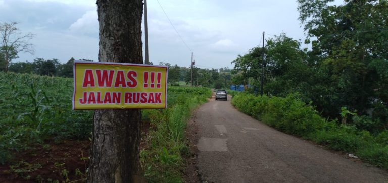 Seksie Pemeliharaan Jalan DPUPR Pasang Rambu Peringatan