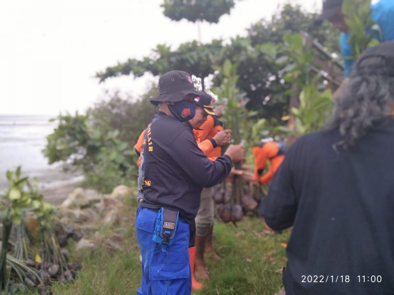 Tim SAR Relawan Tunggulwulung  Menuntaskan Tanam Mangrove ”Mageri Segara”