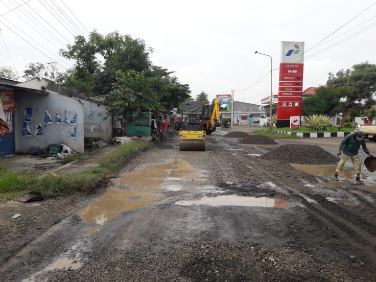 Penanganan Sementara Ruas Jalan yang Rusak di Musim Penghujan