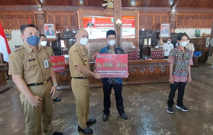 Secara simbolis Bupati Jepara Dian Kristiandi menyerahkan bantuan operasional kepada RT dan RW. (Foto Dok. DiskominfoJepara)
