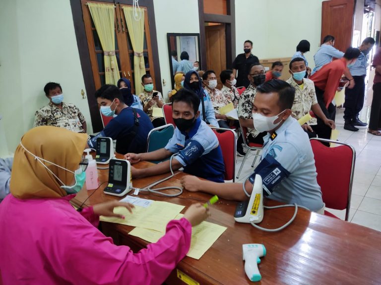 52 Pegawai Lapas Kelas IIB Pati Terima Vaksinasi Booster