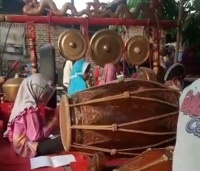 Proses latihan ketoprak anak-anak masih berlanjut, meskipun sudah tahu pementasannya dilarang oleh pihak yang berwenang di Kecamatan Wedarijaksa.(Foto:SN/dok-wan)