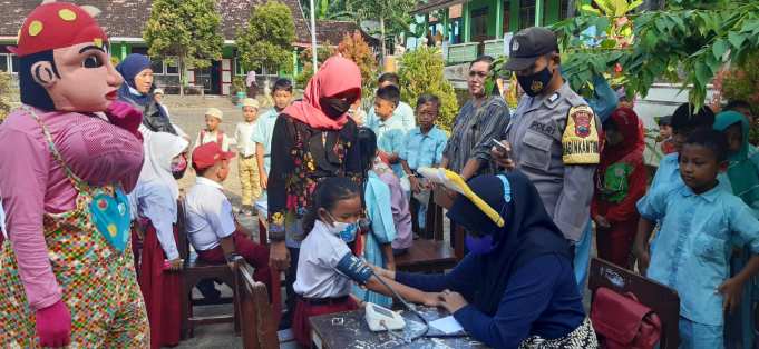 Vaksinasi Anak-anak di Jepara Dimulai dari Karimunjawa