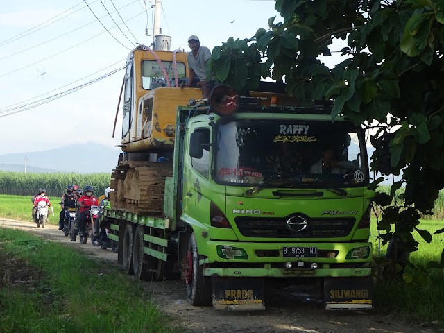 Satu Setengah Jam Berikutnya; Datang Lagi Tambahan Dua Ekskavator