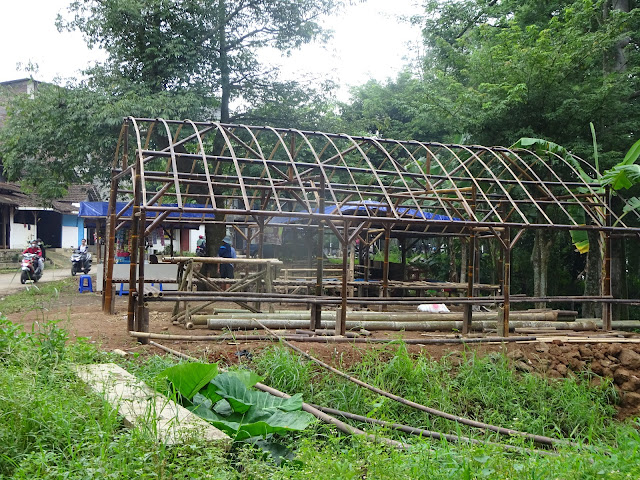 Pedagang di Kawasan Waduk Gembong Beramai-ramai Memindahkan Warung Berjualan Miliknya