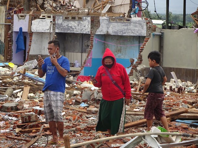 Pascapembongkaran Bangunan LI;  Melihat ”Orang-orang Tangguh” yang Air Matanya Pantang Jatuh