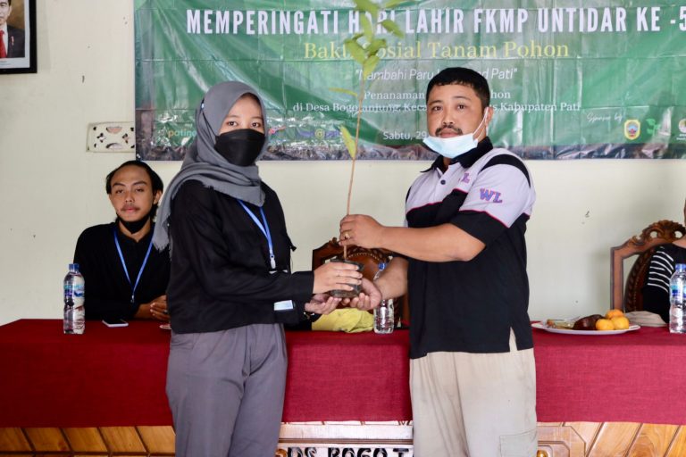 Peringati Ulang Tahun ke-5, FKMP Untidar Bakti Sosial Tanam Pohon