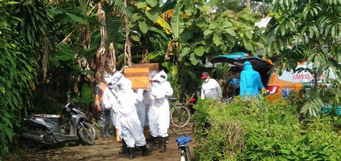 Penurunan peti jenazah dari ambulans Rumah Sakit (RS) Keluarga Sehat Hospital (KSH) Tayu untuk diusung ke lokasi pemakaman di Tempat Pemakaman Umum (TPU) Desa Kalikalong, Kecamatan Tayu.(Foto:SN/dok-tw)