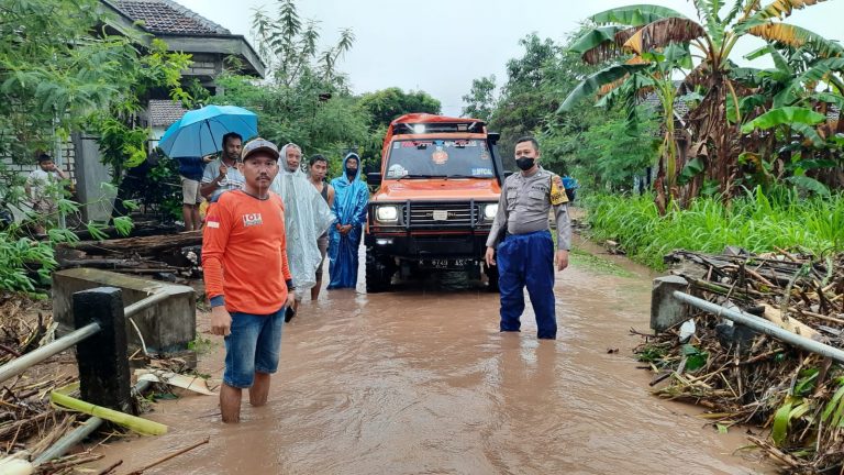 Dua Desa Bertetangga Sokokulon dan Jimbaran Digelontor Luapan Air