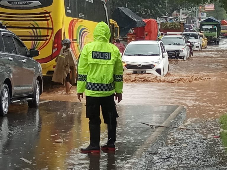 Arus Lalu Lintas Pati-Tayu Tersendat; Alur Kali Simo Meluap