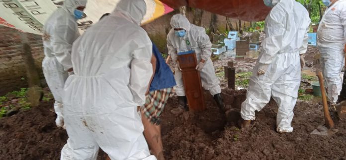 Pemakaman jenazah stadar protokol Covid di Desa Sidoharjo, Kecamatan Pati.(Foto:SN/dok-tim)