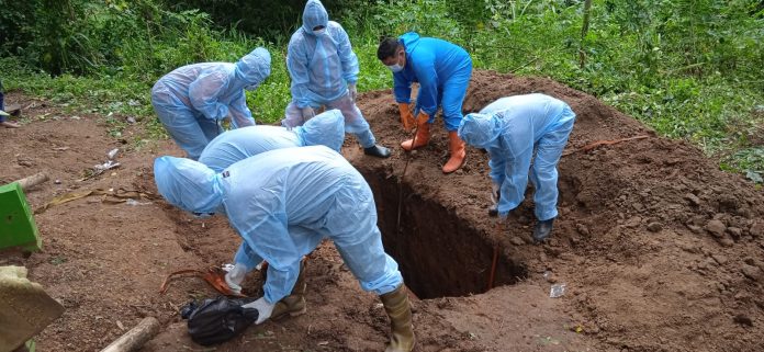 Saat Tim Pemakaman BPBD Kabupaten Pati memakamkan jenazah seorang laki-laki yang positif terpapar Covid-19, warga Desa Semirejo, Kecamatan Gembong, Minggu (20/Februari) 2022 tadi pagi.(Foto:SN/dok-tim)
