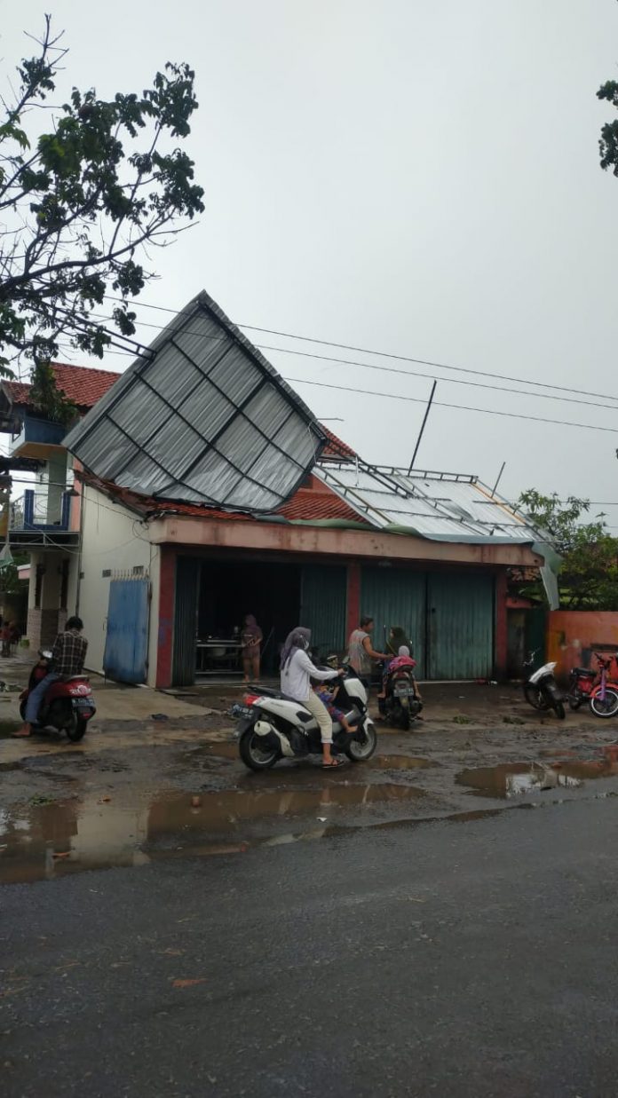 Angin puting beliung menghantam di tiga desa Kecamatan Wedarijaksa, Minggu (20/2/2022)