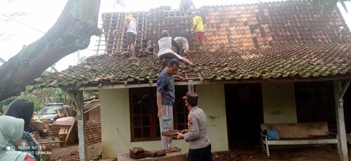 Jajaran Polsek Tayu membantu rumah warga yang terkena angin puting beliung di Kecamatan Tayu