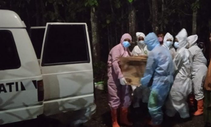 Saat Tim Pemakaman BPBD Pati pada Senin (21/Februari) 2022 malam (tadi malam) memakamkan satu jenazah warga Desa Sundoluhur, Kecamatan Kayen, di Desa Wuwur, Kecamatan Gabus.(Foto:SN/dok-tim)