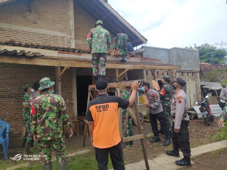 Gotong Royong TNI/Polri Bantu Warga yang Rumahnya Dilanda Puting Beliung di Tayu