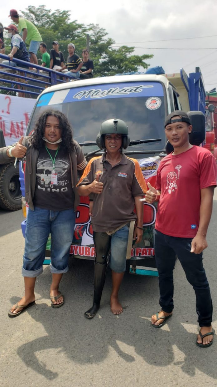 Sopir Truk Pati Turun Jalan Ikut Demonstrasi di Kudus