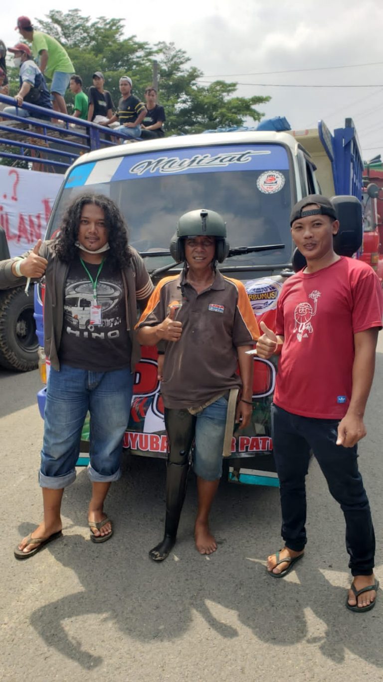 Sopir Truk Pati Turun Jalan Ikut Demonstrasi di Kudus