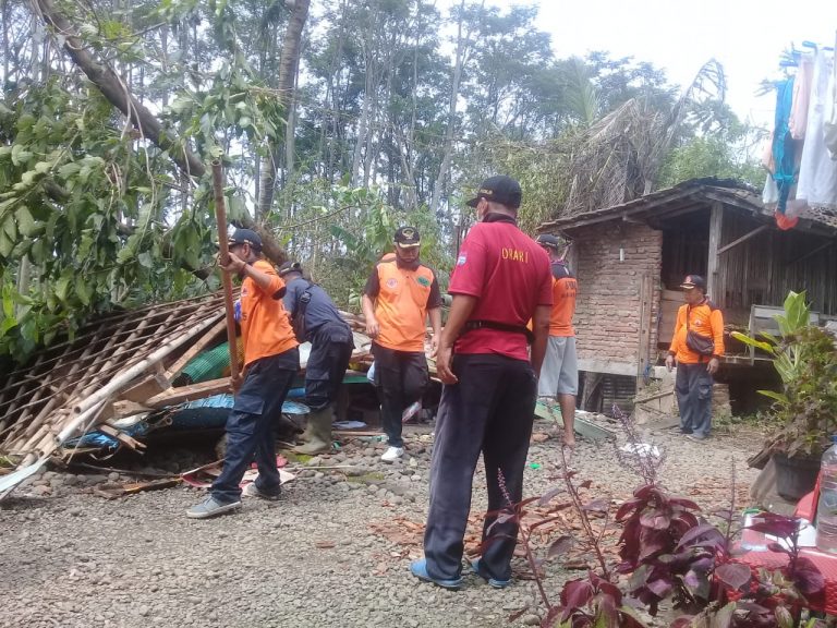 Saat Terjun di Lokasi Bencana; Relawan Tunggul Wulung Harus Berpindah Memakamkan Jenazah Covid-19