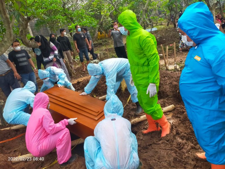 Pagi Sampai Sore Ini; Pati Memakamkan Lima Jenazah Standar Protokol Covid-19